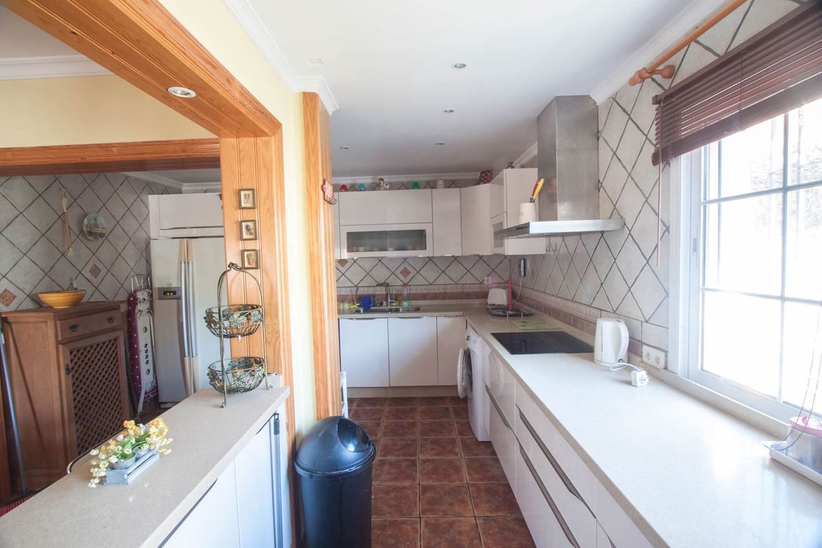6 makuuhuone Huvila myytävänä paikassa El Padron - 850 000 € (Ref: 9099721)