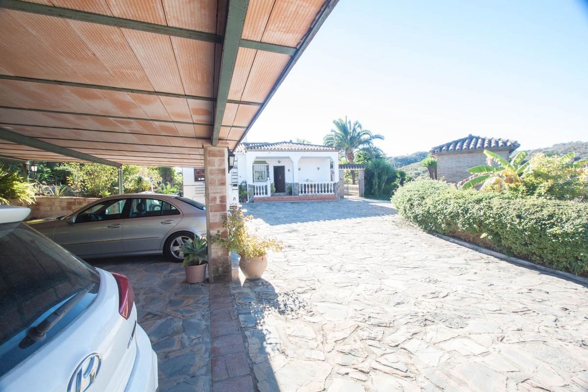 6 makuuhuone Huvila myytävänä paikassa El Padron - 850 000 € (Ref: 9099721)