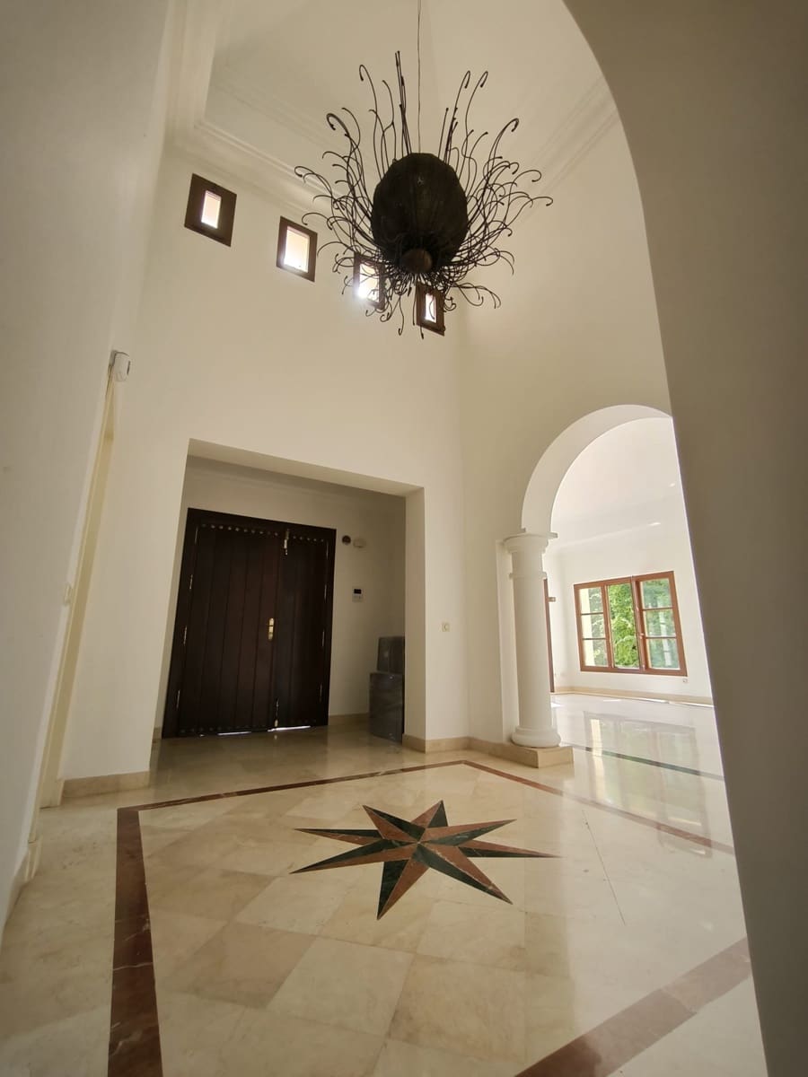 Chalet de 5 habitaciones en Nueva Andalucia en venta - 2.365.000 € (Ref: 9103918)