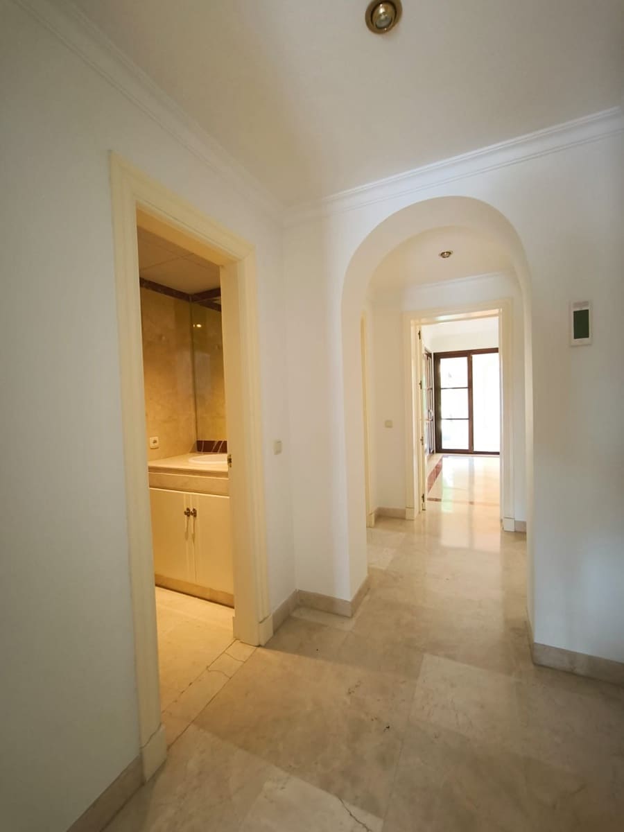 Chalet de 5 habitaciones en Nueva Andalucia en venta - 2.365.000 € (Ref: 9103918)