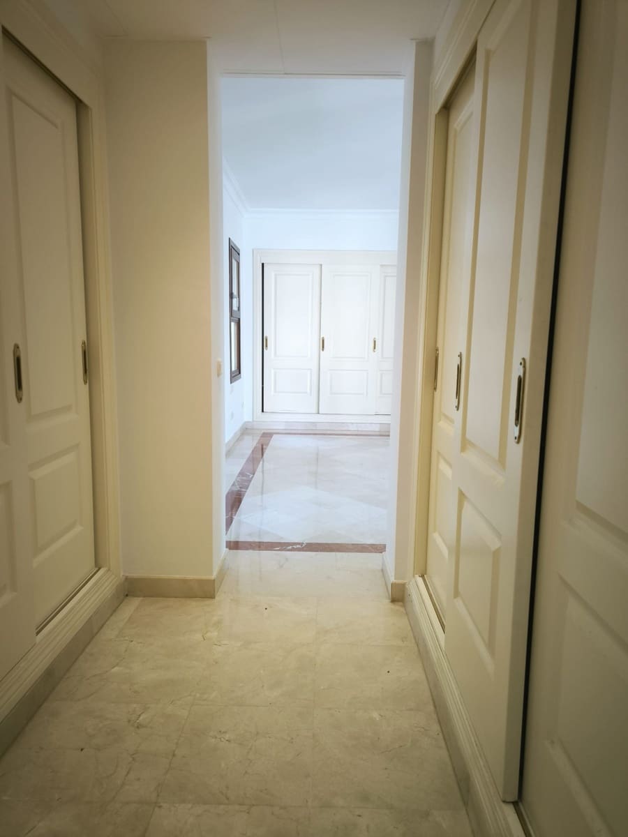 Chalet de 5 habitaciones en Nueva Andalucia en venta - 2.365.000 € (Ref: 9103918)