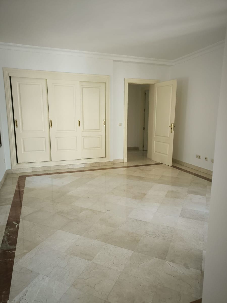 Chalet de 5 habitaciones en Nueva Andalucia en venta - 2.365.000 € (Ref: 9103918)