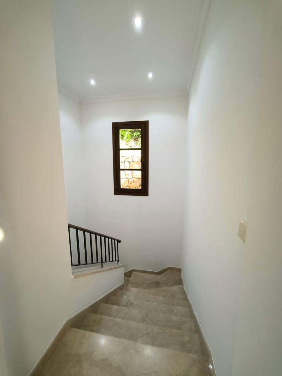 Chalet de 5 habitaciones en Nueva Andalucia en venta - 2.365.000 € (Ref: 9103918)