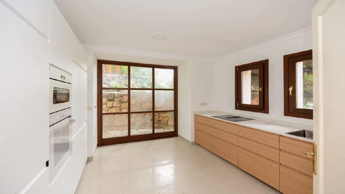 Chalet de 5 habitaciones en Nueva Andalucia en venta - 2.365.000 € (Ref: 9103918)