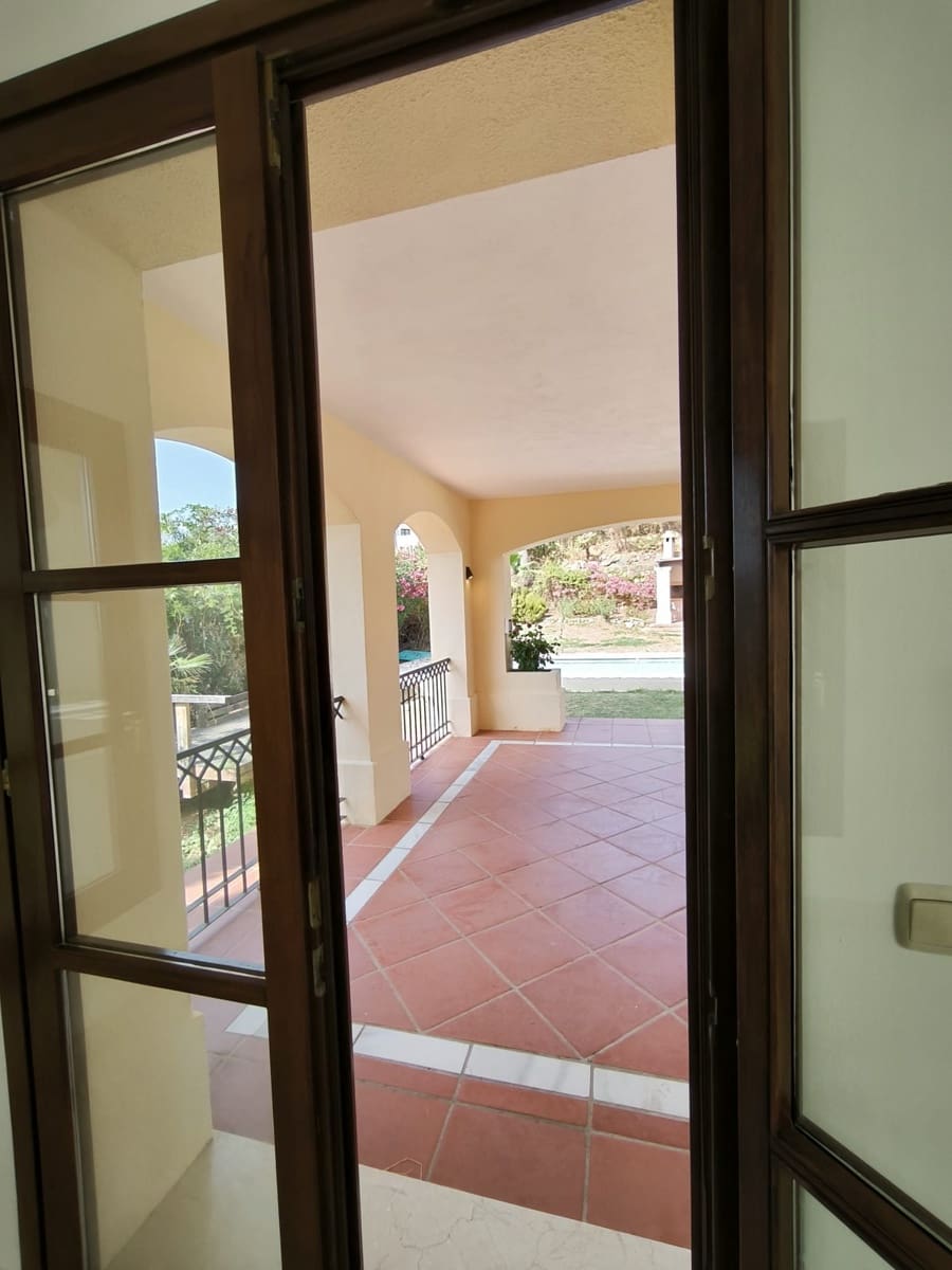 Chalet de 5 habitaciones en Nueva Andalucia en venta - 2.365.000 € (Ref: 9103918)