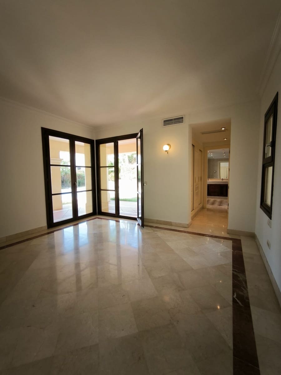 Chalet de 5 habitaciones en Nueva Andalucia en venta - 2.365.000 € (Ref: 9103918)