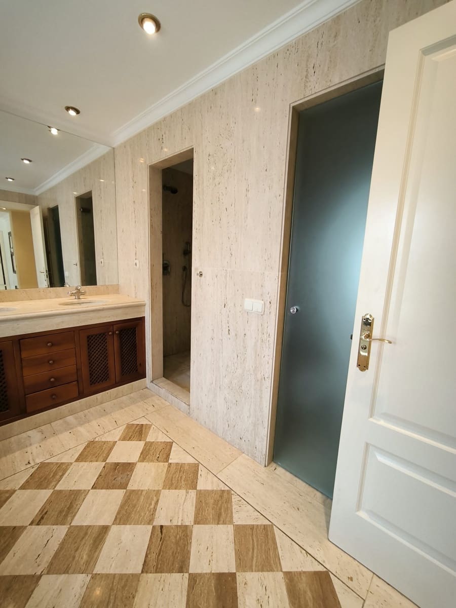 Chalet de 5 habitaciones en Nueva Andalucia en venta - 2.365.000 € (Ref: 9103918)