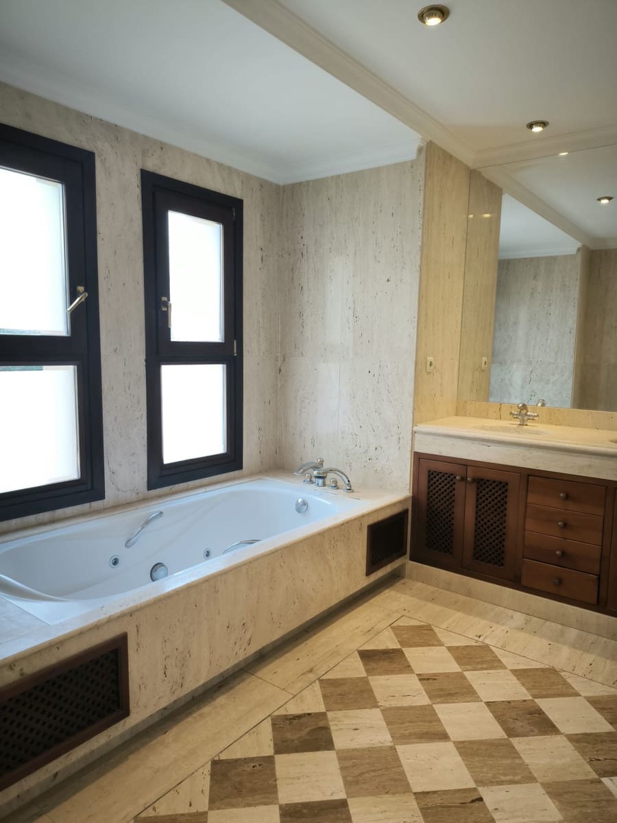 Chalet de 5 habitaciones en Nueva Andalucia en venta - 2.365.000 € (Ref: 9103918)