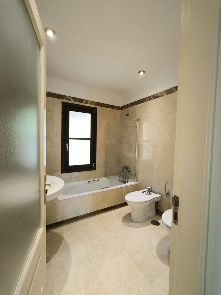 Chalet de 5 habitaciones en Nueva Andalucia en venta - 2.365.000 € (Ref: 9103918)