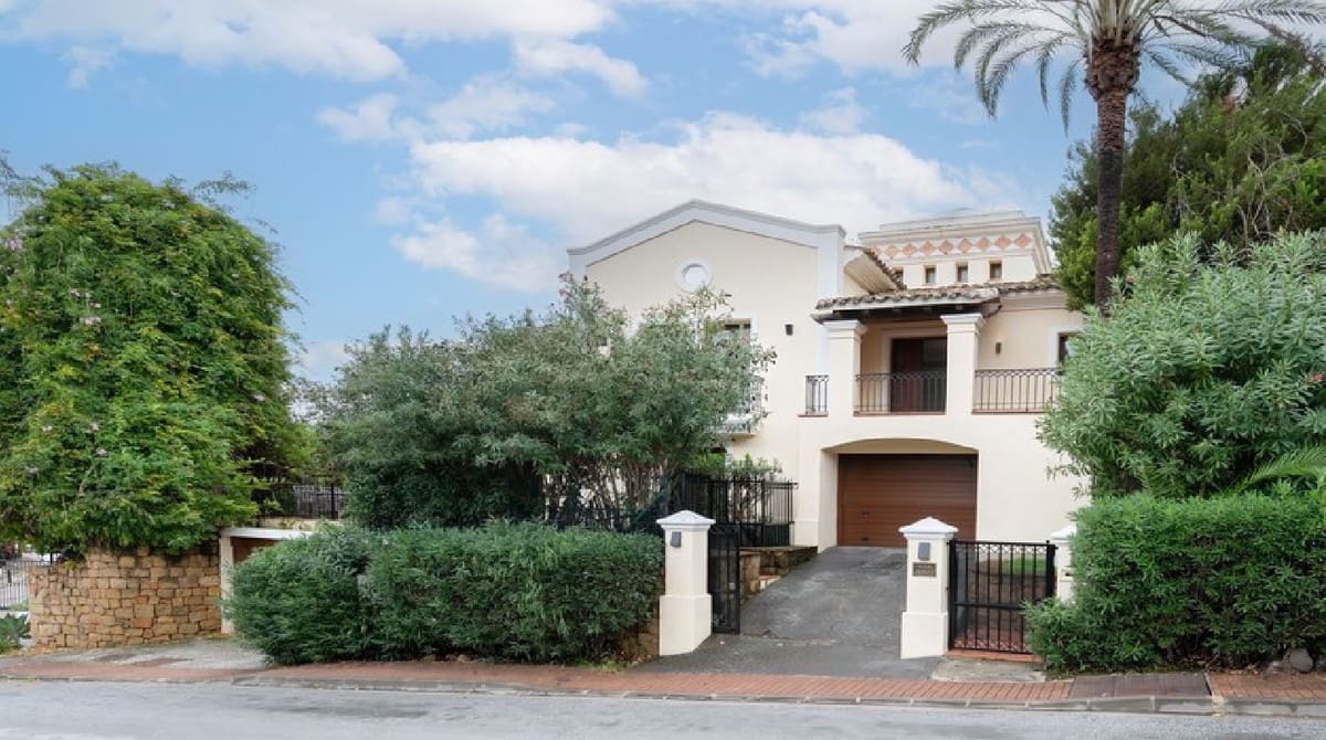 Chalet de 5 habitaciones en Nueva Andalucia en venta - 2.365.000 € (Ref: 9103918)