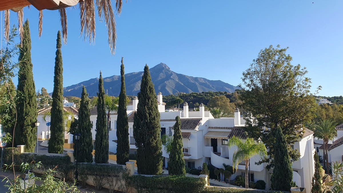 Chalet de 5 habitaciones en Nueva Andalucia en venta - 2.365.000 € (Ref: 9103918)