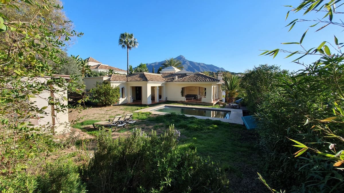 Chalet de 5 habitaciones en Nueva Andalucia en venta - 2.365.000 € (Ref: 9103918)