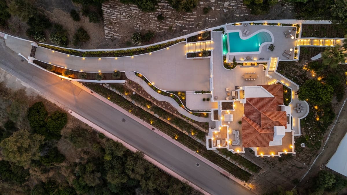 5 bedroom Villa for sale in Nueva Andalucia - € 4,950,000 (Ref: 9108234)