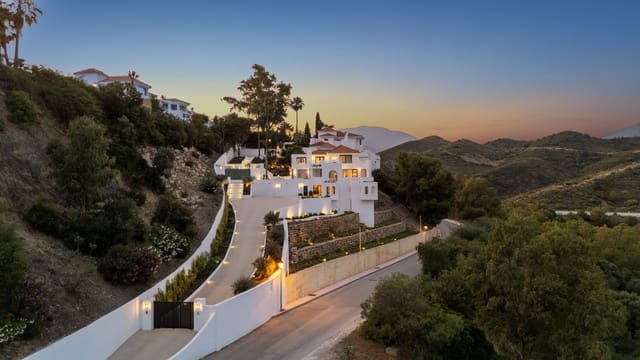 5 bedroom Villa for sale in Nueva Andalucia, Marbella - € 4,950,000 (Ref: 9108234)
