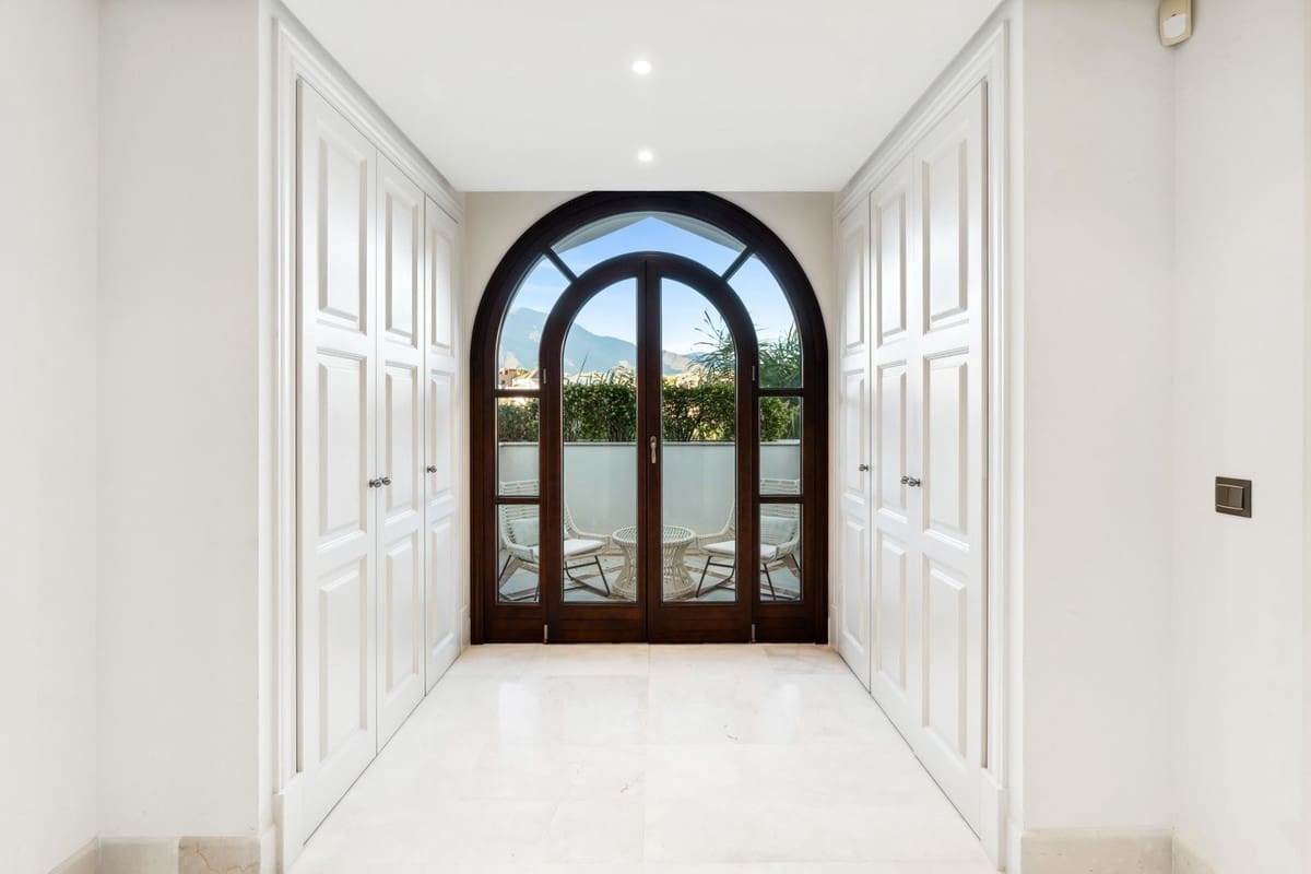 3 bedroom Apartment for sale in Estepona - € 3,400,000 (Ref: 9130426)