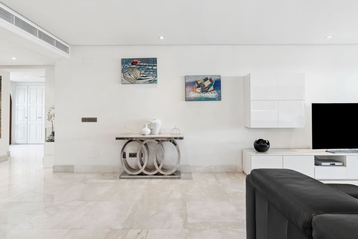 3 bedroom Apartment for sale in Estepona - € 3,400,000 (Ref: 9130426)