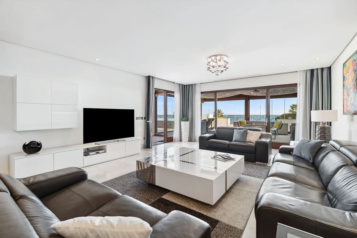 3 bedroom Apartment for sale in Estepona - € 3,400,000 (Ref: 9130426)