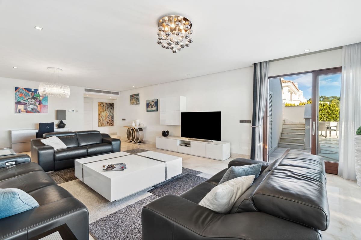 3 bedroom Apartment for sale in Estepona - € 3,400,000 (Ref: 9130426)