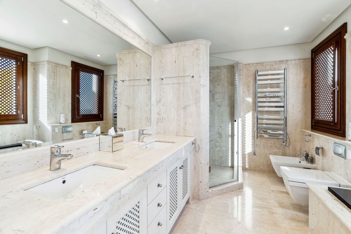 3 bedroom Apartment for sale in Estepona - € 3,400,000 (Ref: 9130426)