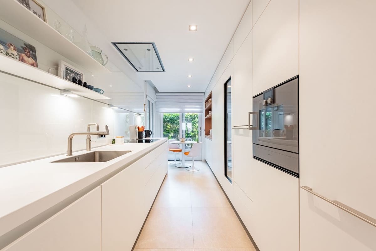 2 bedroom Apartment for sale in Estepona with garage - € 1,250,000 (Ref: 9130500)