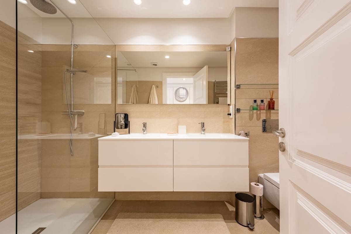 2 bedroom Apartment for sale in Estepona with garage - € 1,250,000 (Ref: 9130500)