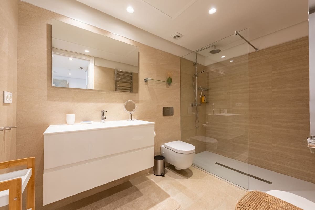 2 bedroom Apartment for sale in Estepona with garage - € 1,250,000 (Ref: 9130500)