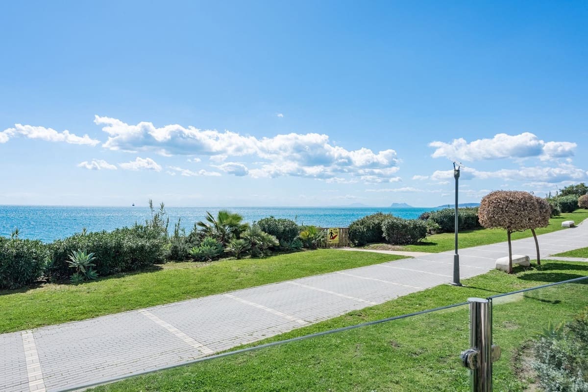 2 bedroom Apartment for sale in Estepona with garage - € 1,250,000 (Ref: 9130500)