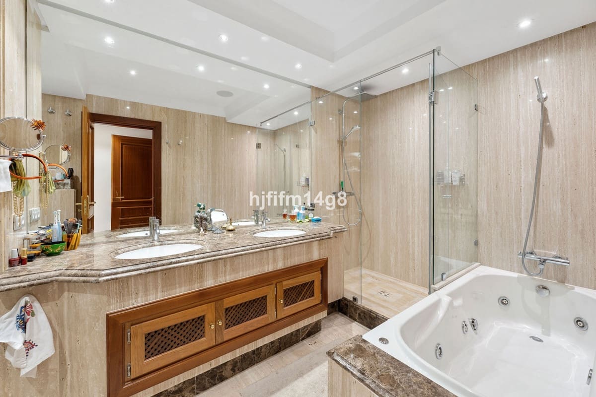 3 bedroom Apartment for sale in Estepona - € 1,595,000 (Ref: 9130501)