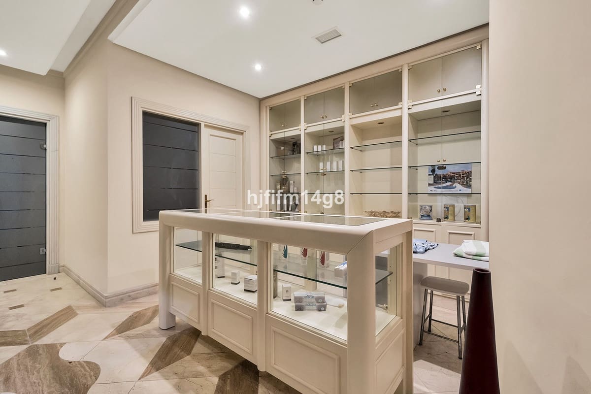 3 bedroom Apartment for sale in Estepona - € 1,595,000 (Ref: 9130501)