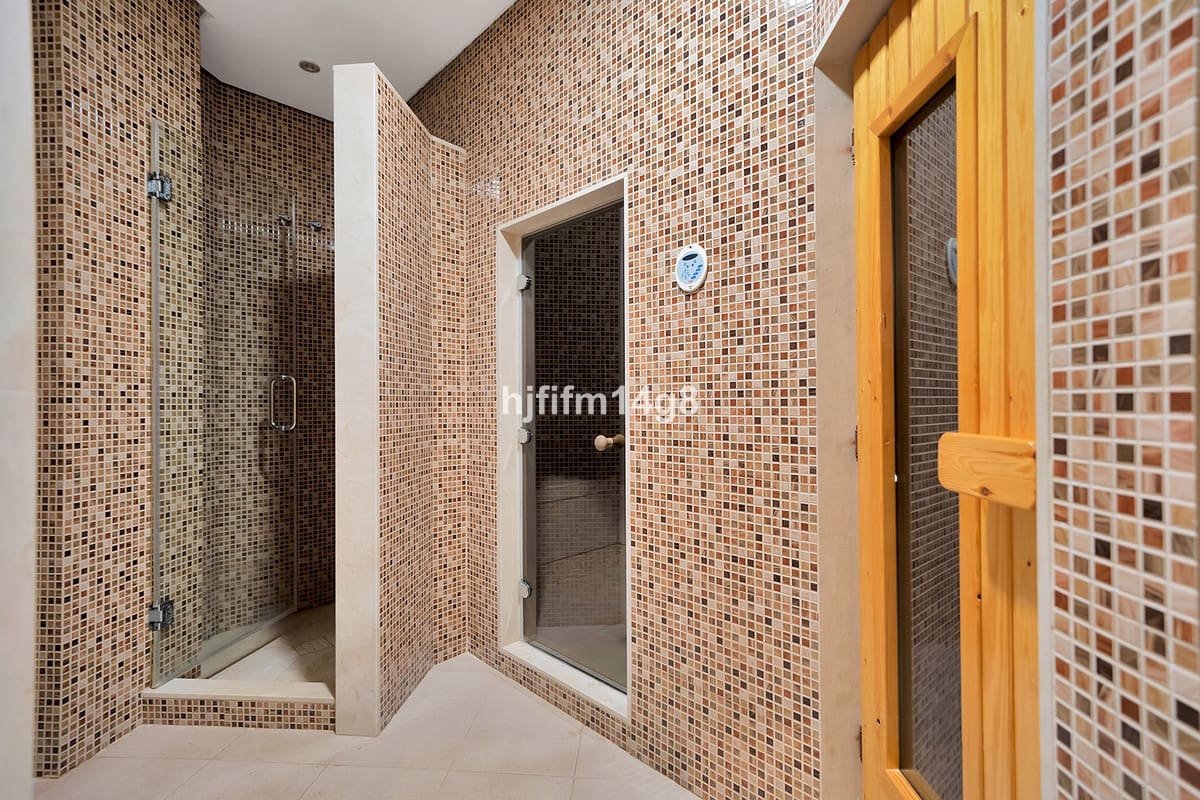 3 bedroom Apartment for sale in Estepona - € 1,595,000 (Ref: 9130501)