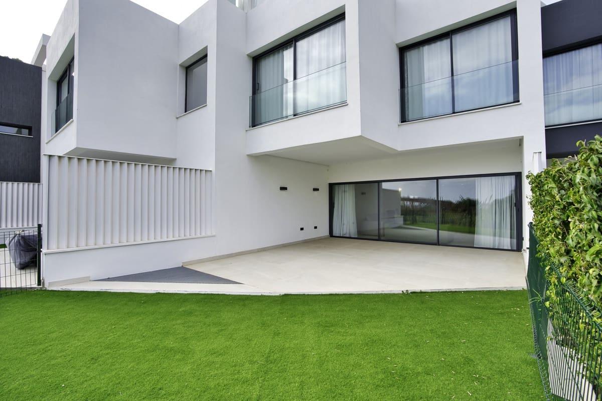 4 bedroom Townhouse for sale in Estepona with garage - € 2,150,000 (Ref: 9130505)