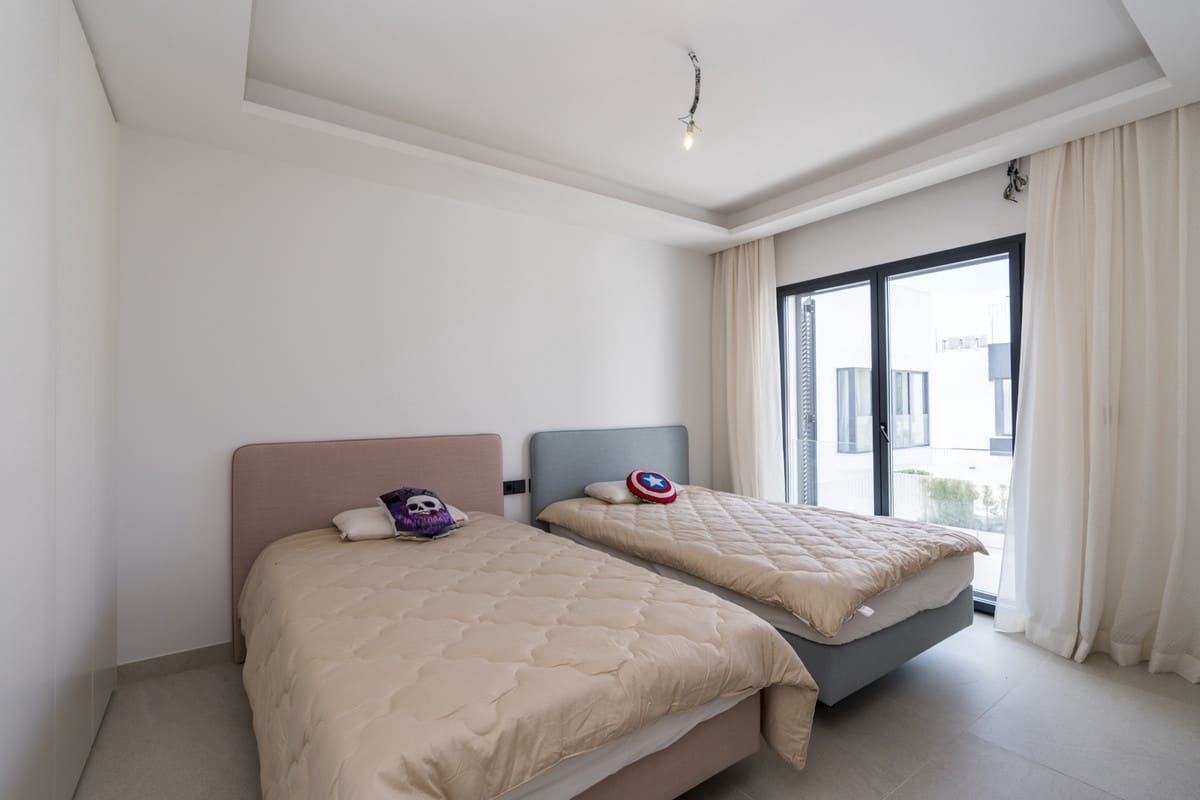 4 soveværelse Byhus til salg i Estepona med garage - € 2.150.000 (Ref: 9130505)