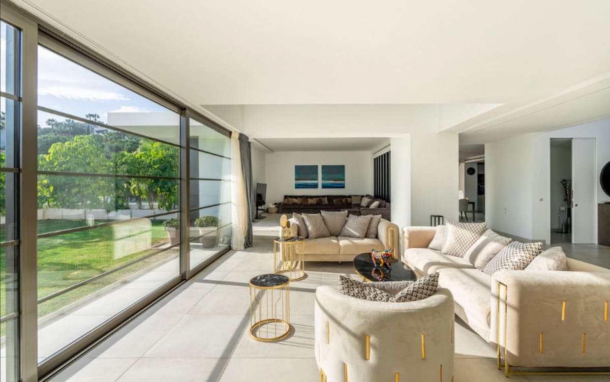 4 bedroom Villa for sale in Benahavis with garage - € 3,600,000 (Ref: 9131384)