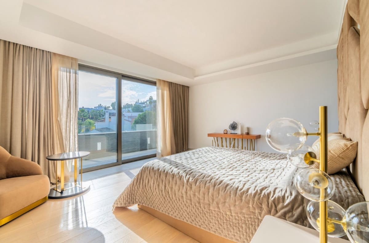 4 bedroom Villa for sale in Benahavis with garage - € 3,600,000 (Ref: 9131384)