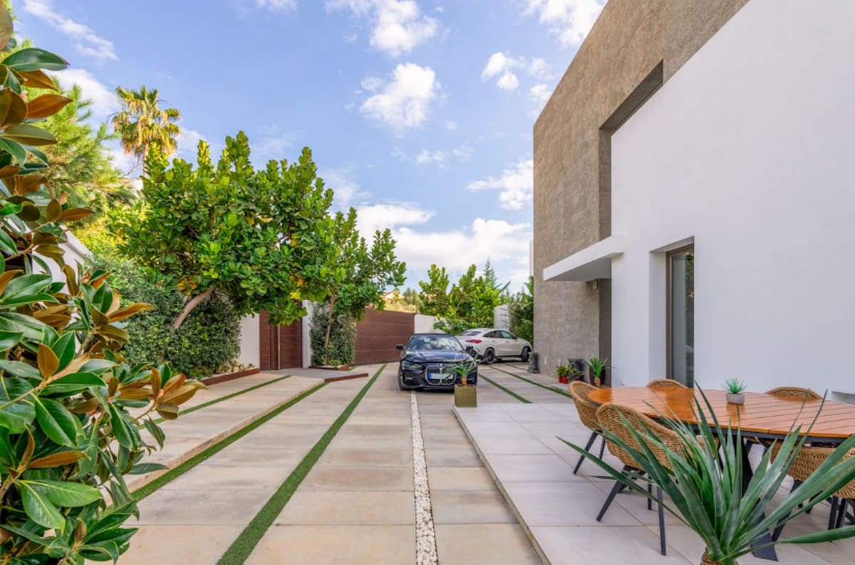 4 bedroom Villa for sale in Benahavis with garage - € 3,600,000 (Ref: 9131384)