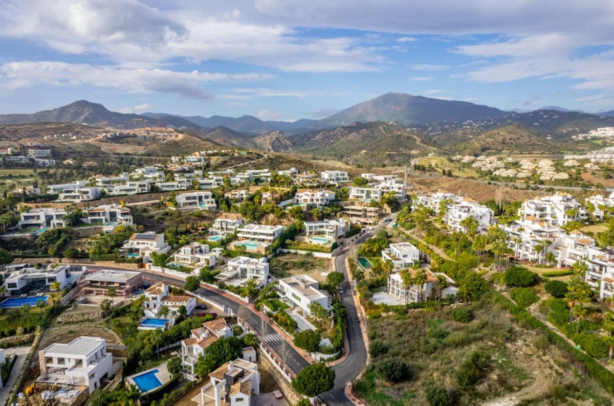 4 bedroom Villa for sale in Benahavis with garage - € 3,600,000 (Ref: 9131384)