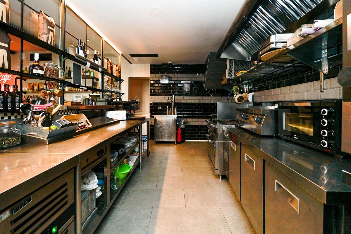 Comercial para venda em Benahavis - 1 390 000 € (Ref: 9131387)