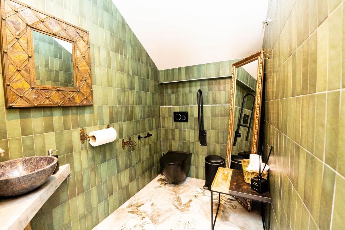 Comercial para venda em Benahavis - 1 390 000 € (Ref: 9131387)