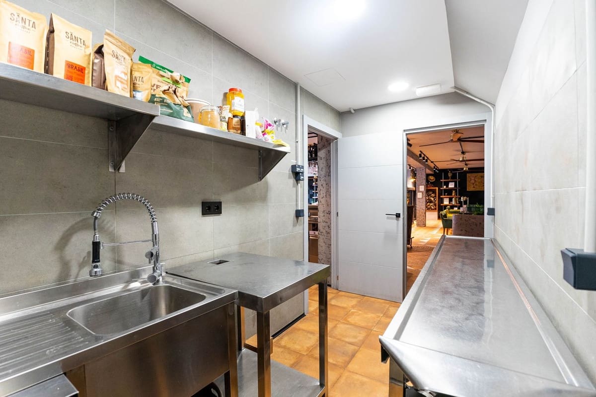 Comercial para venda em Benahavis - 1 390 000 € (Ref: 9131387)