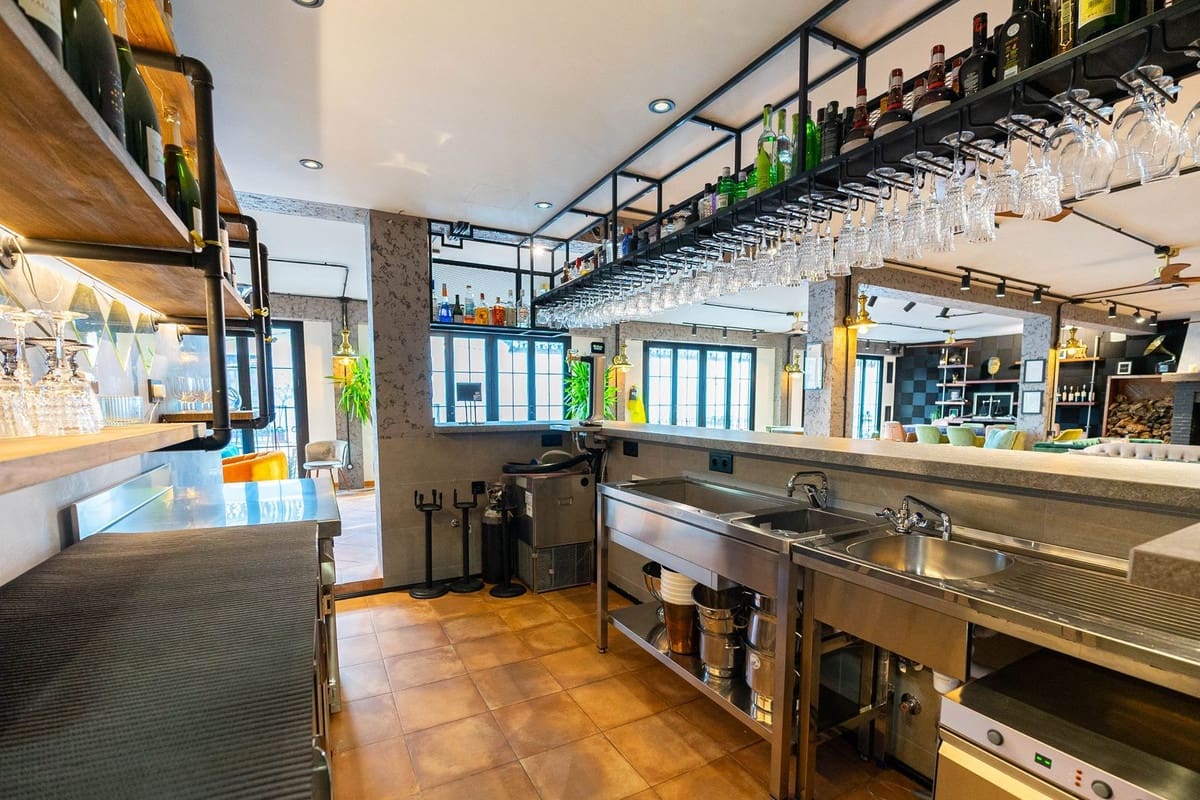 Comercial para venda em Benahavis - 1 390 000 € (Ref: 9131387)