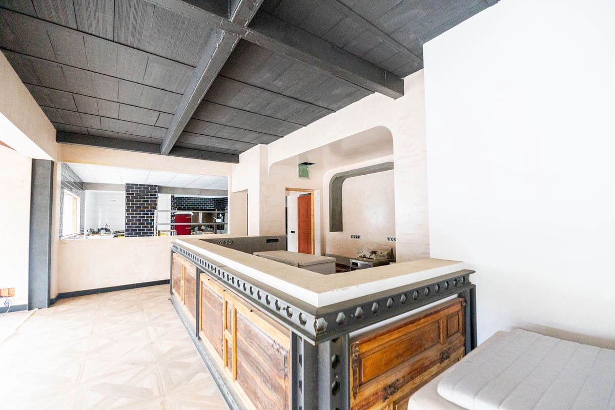 Comercial para venda em Benahavis - 1 390 000 € (Ref: 9131387)