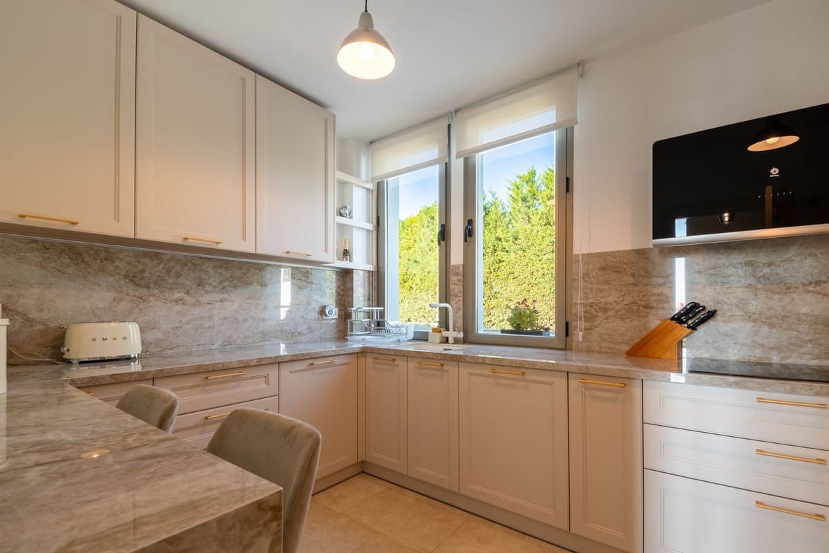 4 quarto Casa em Banda para venda em Benahavis com garagem - 850 000 € (Ref: 9131390)