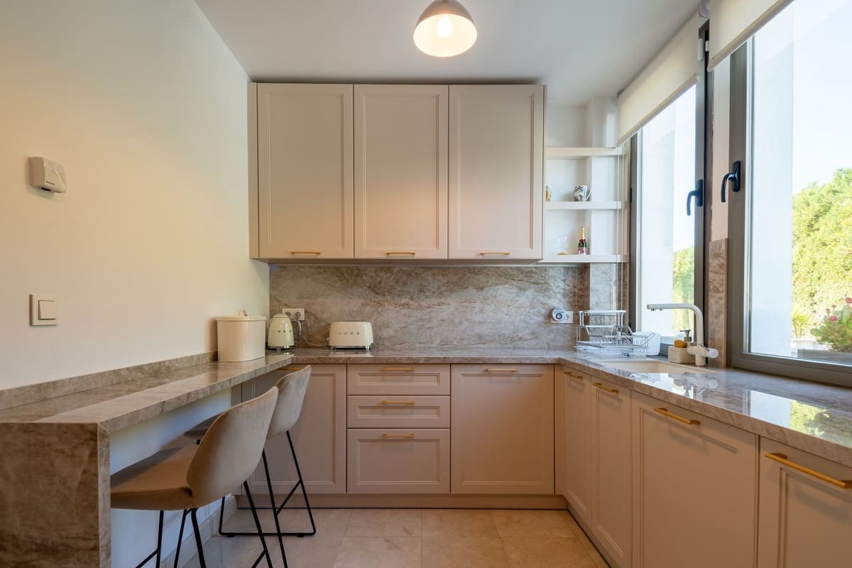 4 quarto Casa em Banda para venda em Benahavis com garagem - 850 000 € (Ref: 9131390)