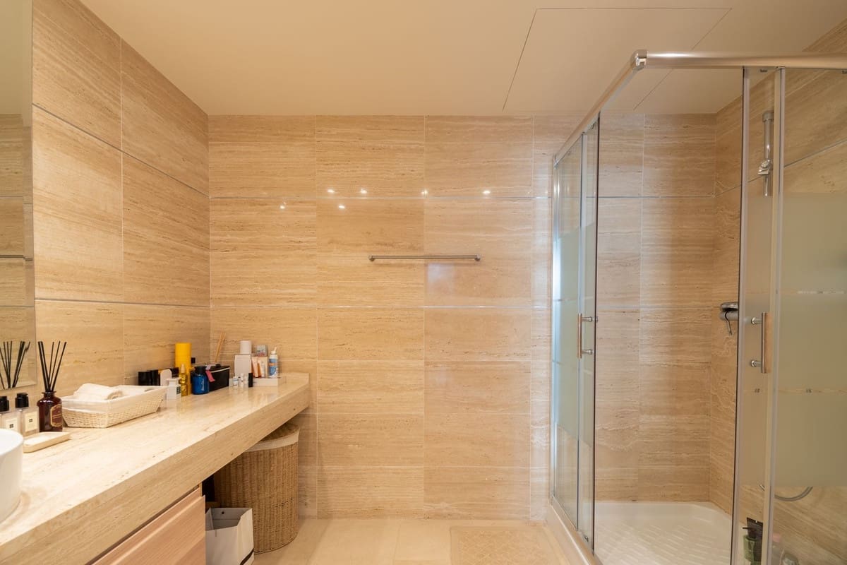 4 quarto Casa em Banda para venda em Benahavis com garagem - 850 000 € (Ref: 9131390)