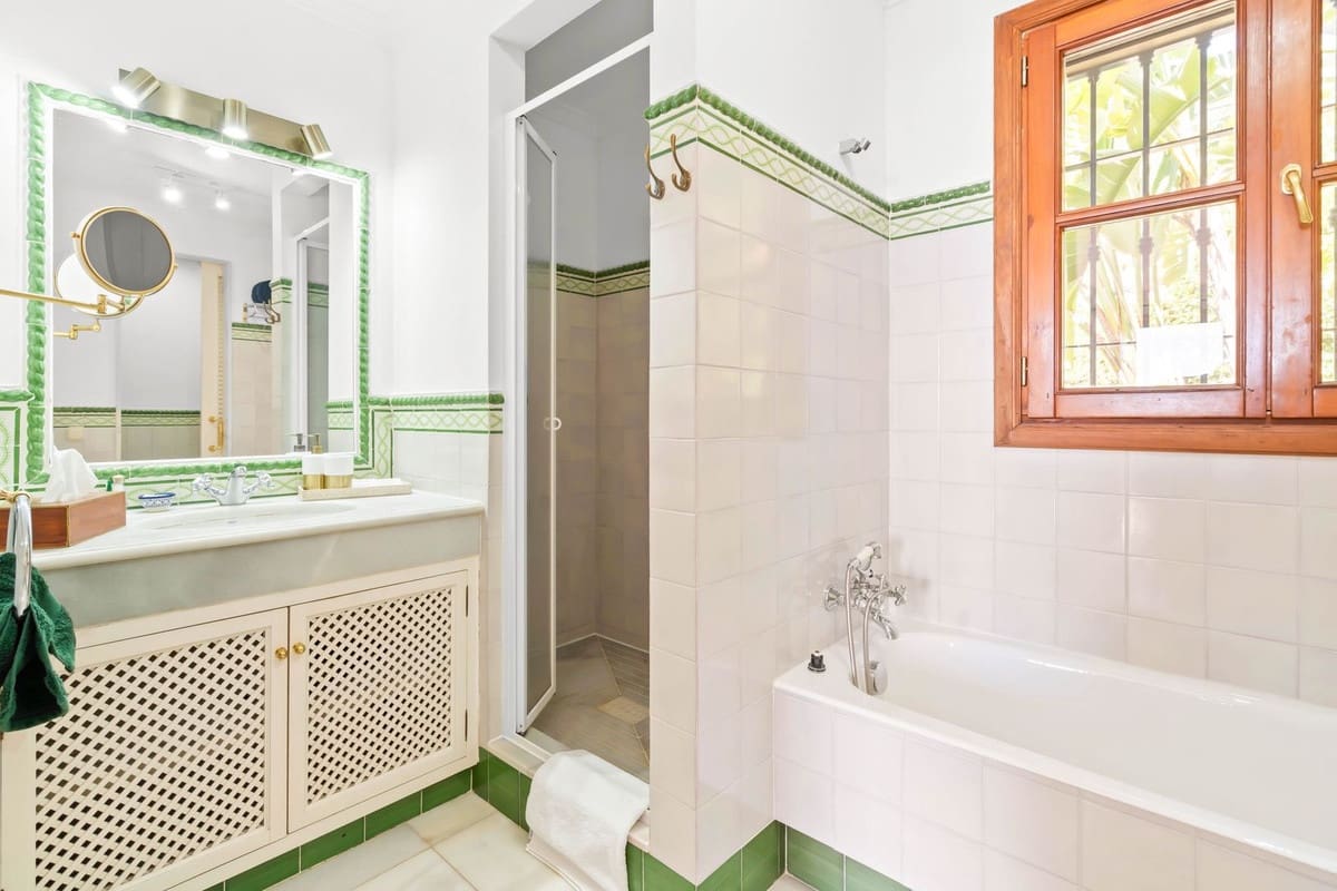 7 bedroom Villa for sale in Benahavis with garage - € 4,500,000 (Ref: 9131394)