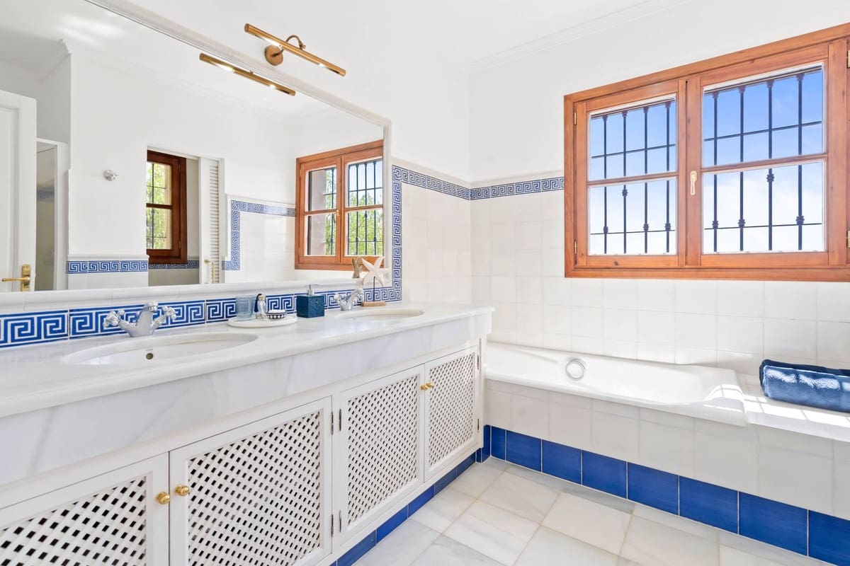 7 bedroom Villa for sale in Benahavis with garage - € 4,500,000 (Ref: 9131394)