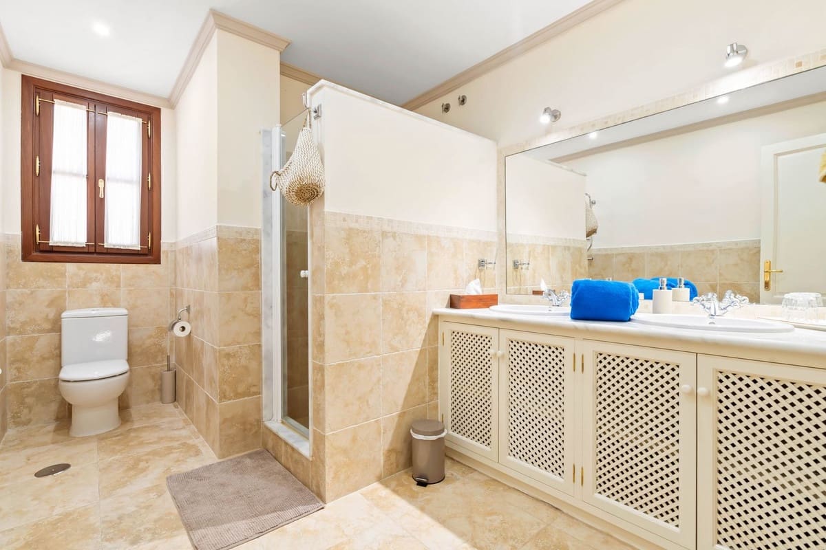 7 bedroom Villa for sale in Benahavis with garage - € 4,500,000 (Ref: 9131394)