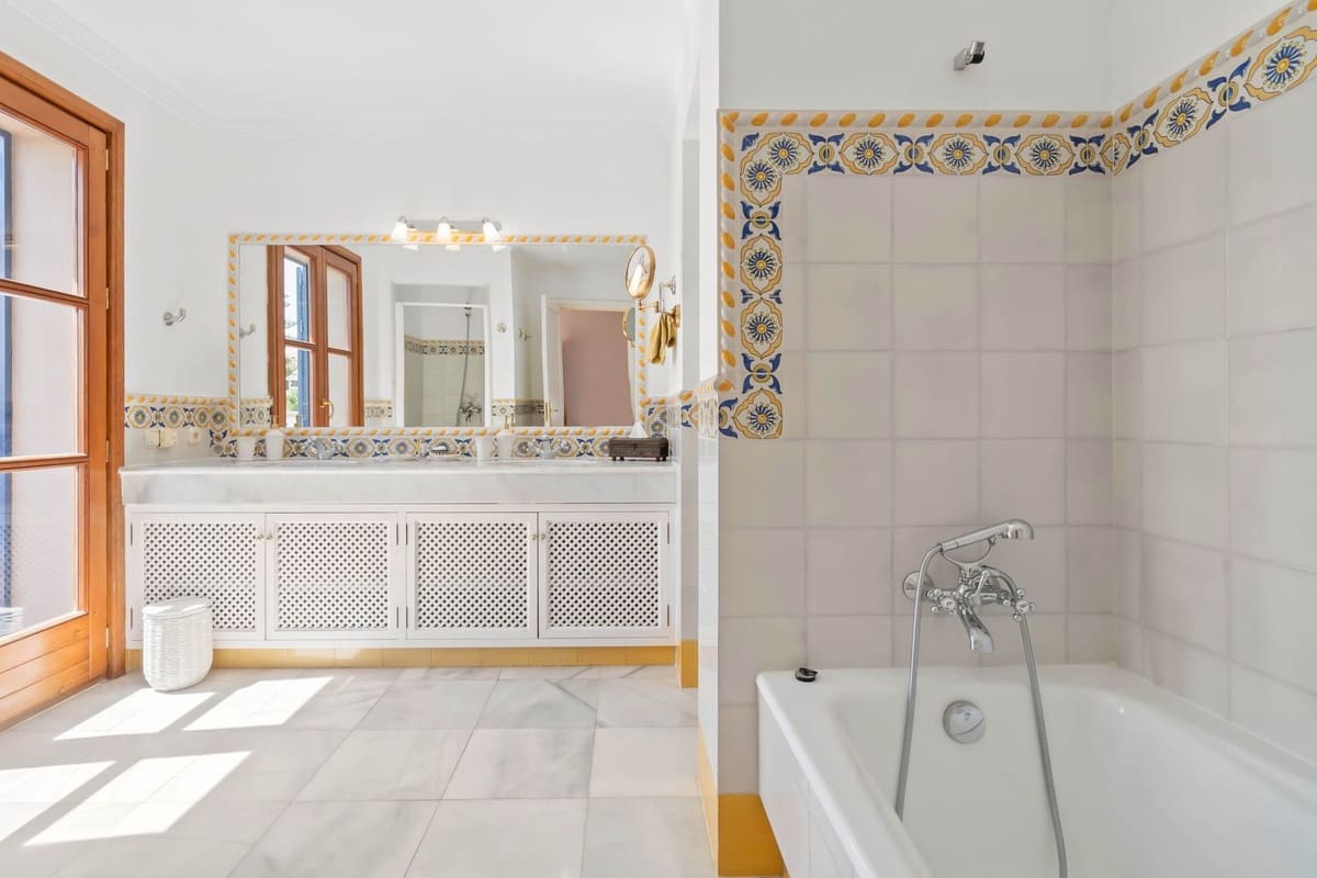 7 bedroom Villa for sale in Benahavis with garage - € 4,500,000 (Ref: 9131394)