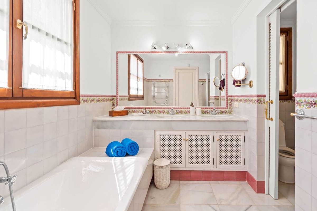 7 bedroom Villa for sale in Benahavis with garage - € 4,500,000 (Ref: 9131394)