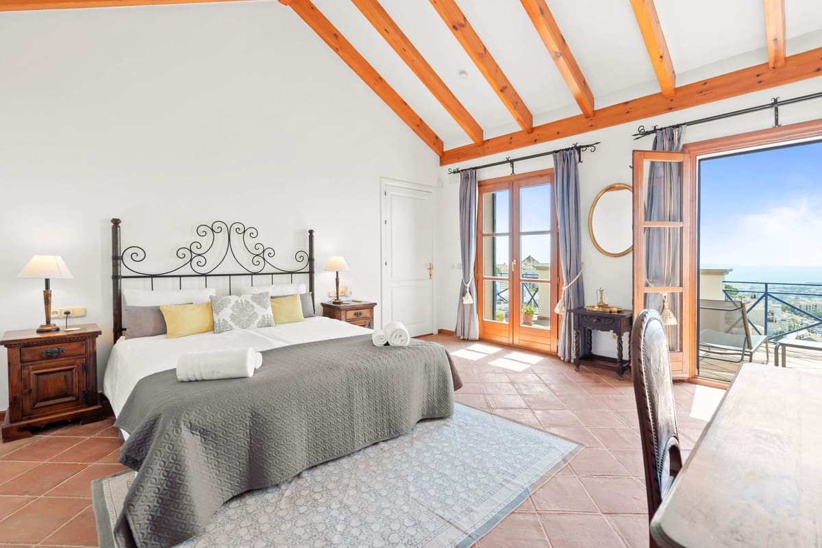 7 bedroom Villa for sale in Benahavis with garage - € 4,500,000 (Ref: 9131394)